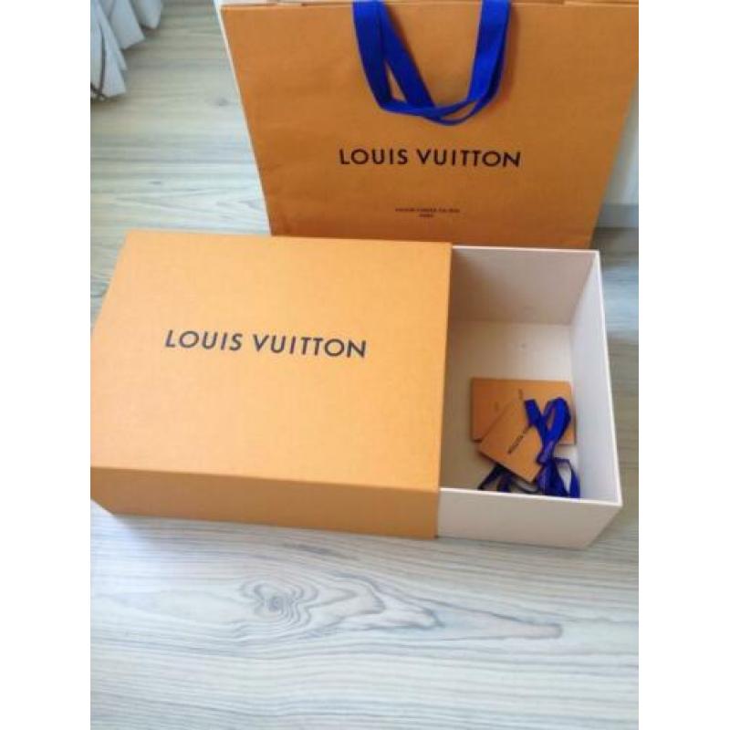 designer dozen, paperbags oa. Louis Vuitton, Balenciaga, ect