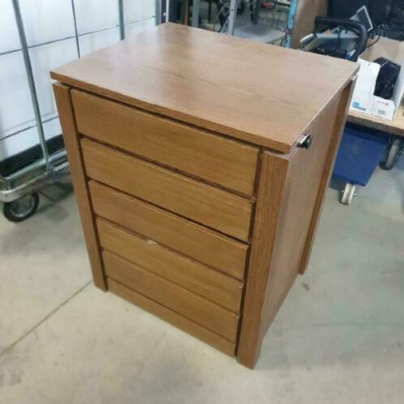 Werkplek singer naaimachine in kast met laden