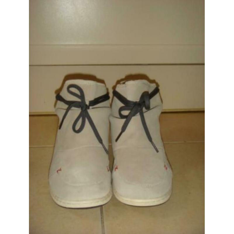 NIEUW HUB lichtgrijze enkellaarzen blauwe rode accenten 39
