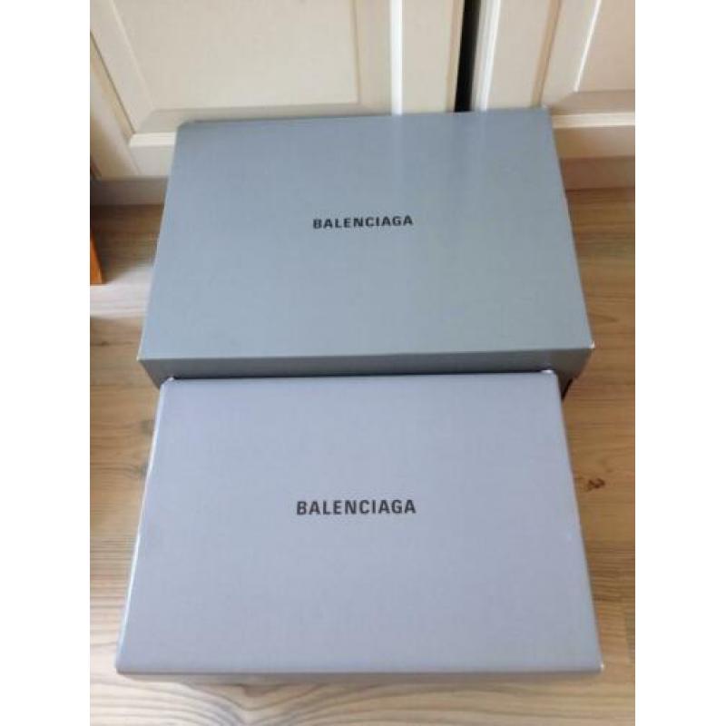 designer dozen, paperbags oa. Louis Vuitton, Balenciaga, ect