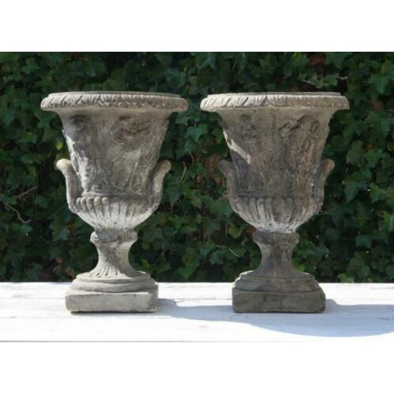 Brocante Set Stenen Vaas-Bloempot met Ornamenten--2 stuks.