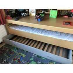 Hoogslaper met bureau en 2 extra bedden