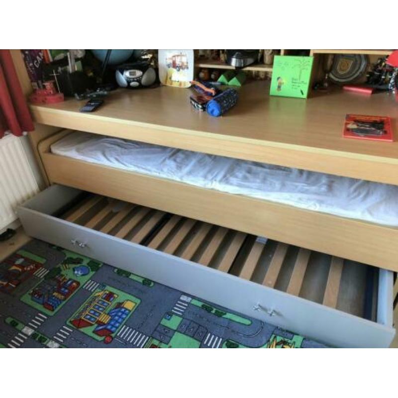 Hoogslaper met bureau en 2 extra bedden