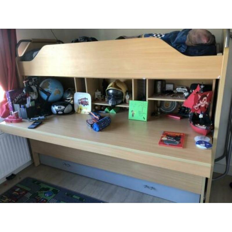 Hoogslaper met bureau en 2 extra bedden
