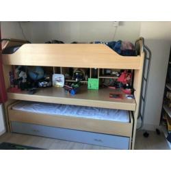 Hoogslaper met bureau en 2 extra bedden