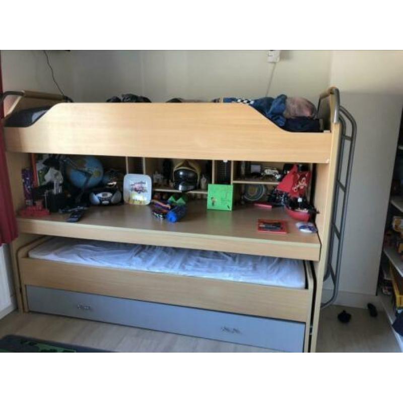 Hoogslaper met bureau en 2 extra bedden