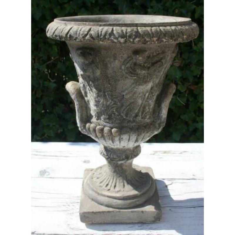 Brocante Set Stenen Vaas-Bloempot met Ornamenten--2 stuks.