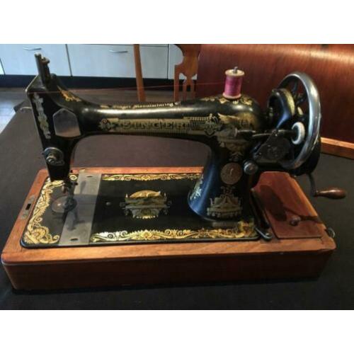 Antieke Singer 127K handnaaimachine