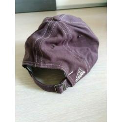 Bruin met roze Adidas petje