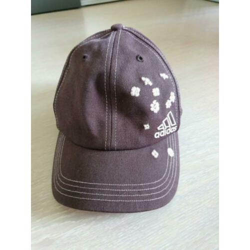 Bruin met roze Adidas petje