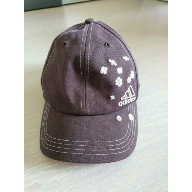 Bruin met roze Adidas petje