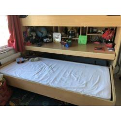 Hoogslaper met bureau en 2 extra bedden