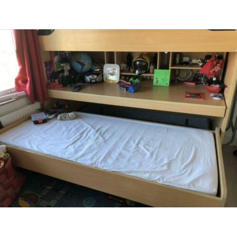 Hoogslaper met bureau en 2 extra bedden