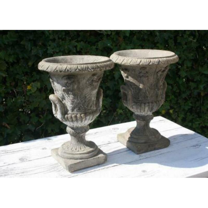 Brocante Set Stenen Vaas-Bloempot met Ornamenten--2 stuks.
