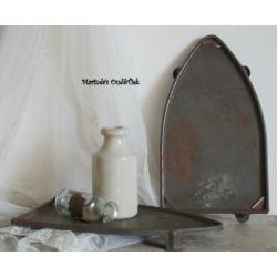 SALE.......... brocante oude sobere ijzeren strijkbout treef