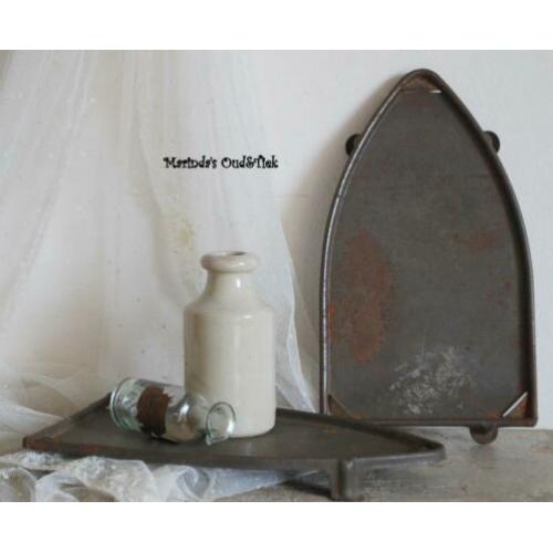 SALE.......... brocante oude sobere ijzeren strijkbout treef