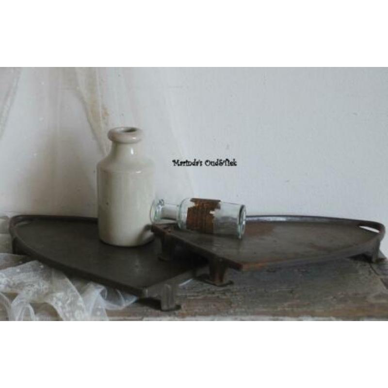 SALE.......... brocante oude sobere ijzeren strijkbout treef