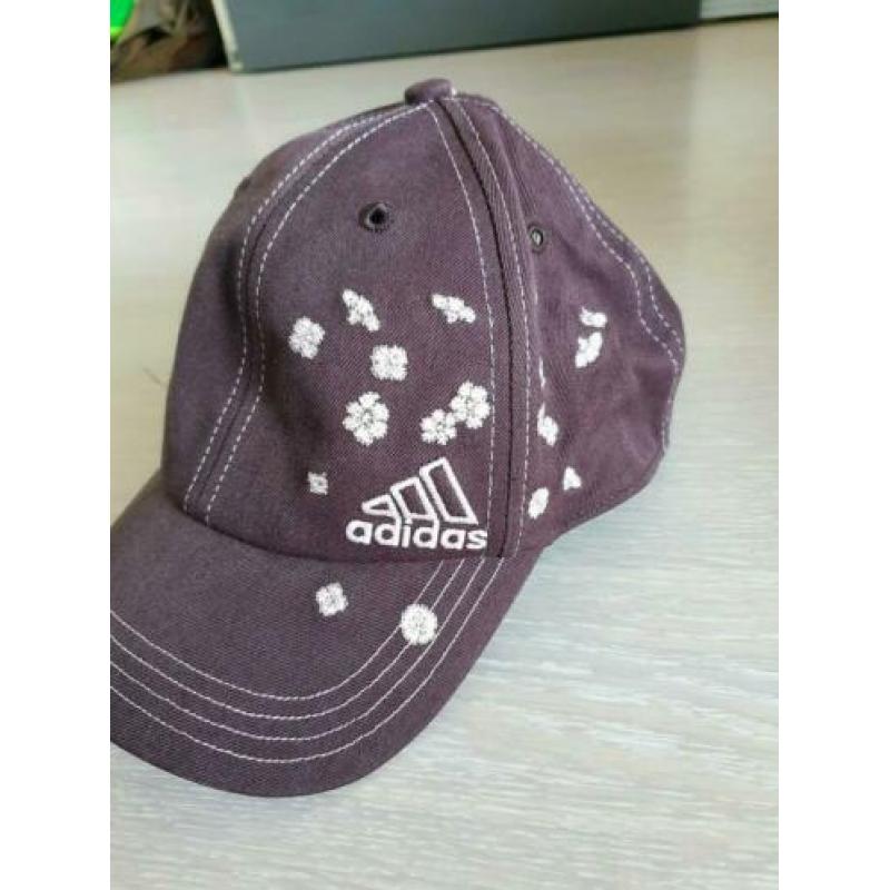 Bruin met roze Adidas petje