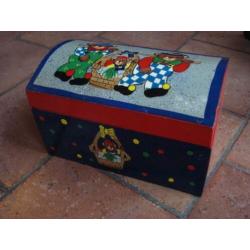 Diverse houten artikelen voor de kinderkamer, vrolijk gekleu