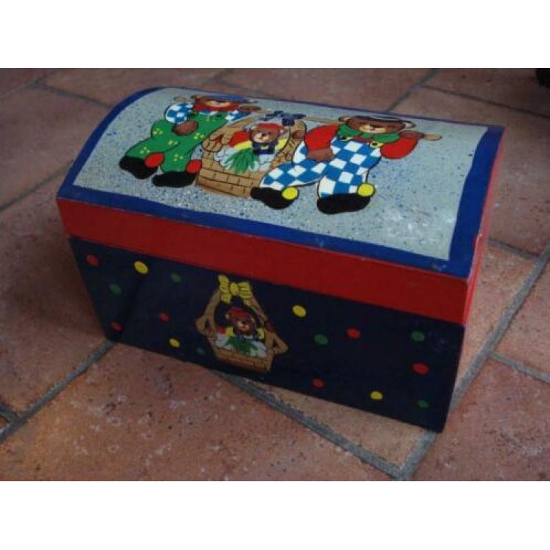 Diverse houten artikelen voor de kinderkamer, vrolijk gekleu