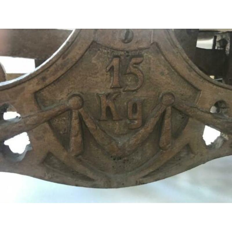Zware antieke balansweegschaal. Weegvermogen 15kg