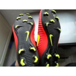 nike ,s voetbal schoenen maat 35 en 35,5