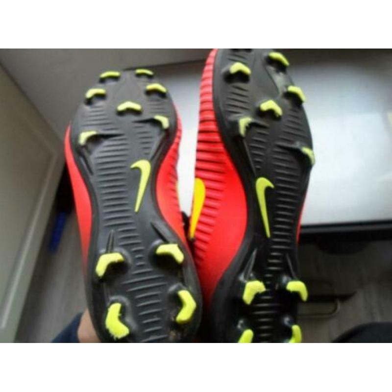 nike ,s voetbal schoenen maat 35 en 35,5