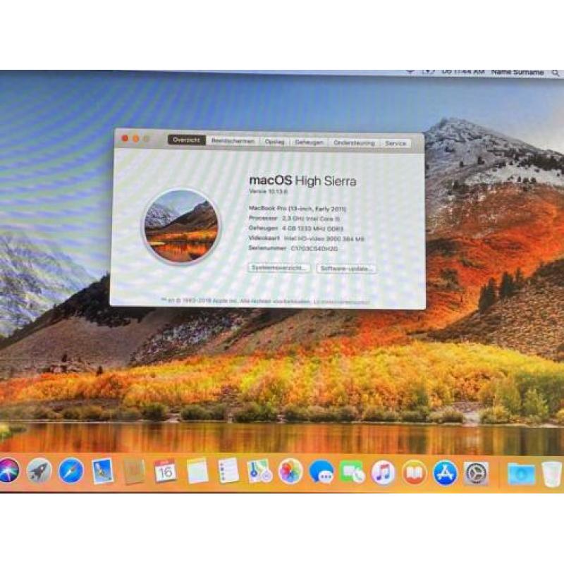 Macbook pro met oplader en hoes