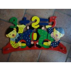 Diverse houten artikelen voor de kinderkamer, vrolijk gekleu