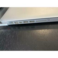 Macbook pro met oplader en hoes