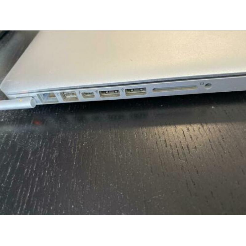 Macbook pro met oplader en hoes