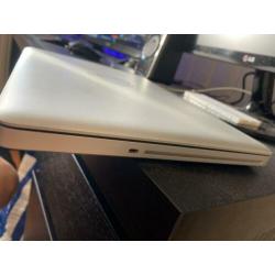Macbook pro met oplader en hoes