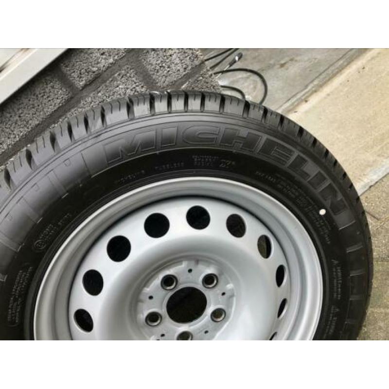 Hagelnieuwe zomer banden met velg en Mercedes Vito W447