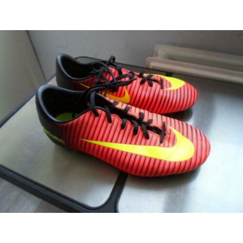 nike ,s voetbal schoenen maat 35 en 35,5