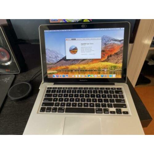 Macbook pro met oplader en hoes