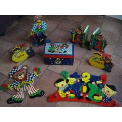 Diverse houten artikelen voor de kinderkamer, vrolijk gekleu