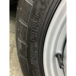 Hagelnieuwe zomer banden met velg en Mercedes Vito W447