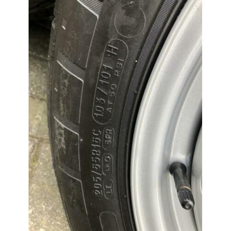 Hagelnieuwe zomer banden met velg en Mercedes Vito W447