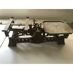 Zware antieke balansweegschaal. Weegvermogen 15kg