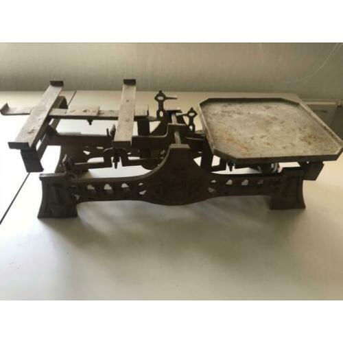 Zware antieke balansweegschaal. Weegvermogen 15kg