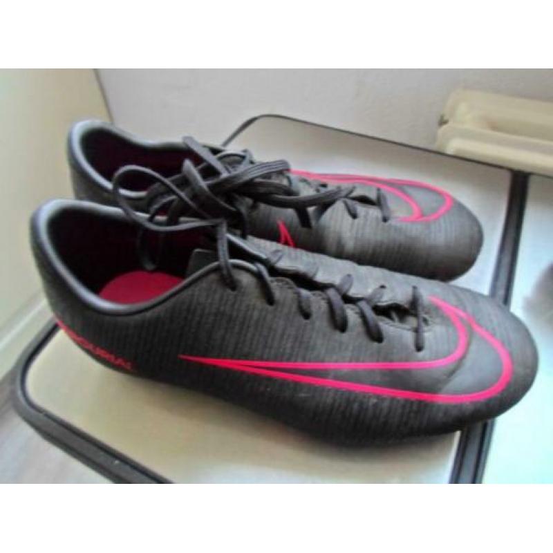 nike ,s voetbal schoenen maat 35 en 35,5