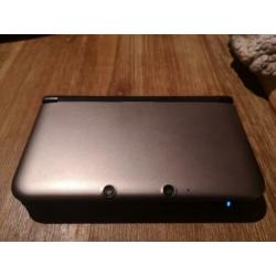 Zilverkleurige Nintendo 3DS XL met games en Pokémonhoesje