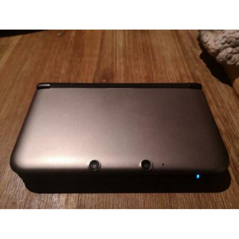 Zilverkleurige Nintendo 3DS XL met games en Pokémonhoesje