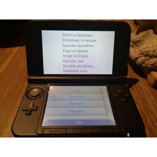 Zilverkleurige Nintendo 3DS XL met games en Pokémonhoesje