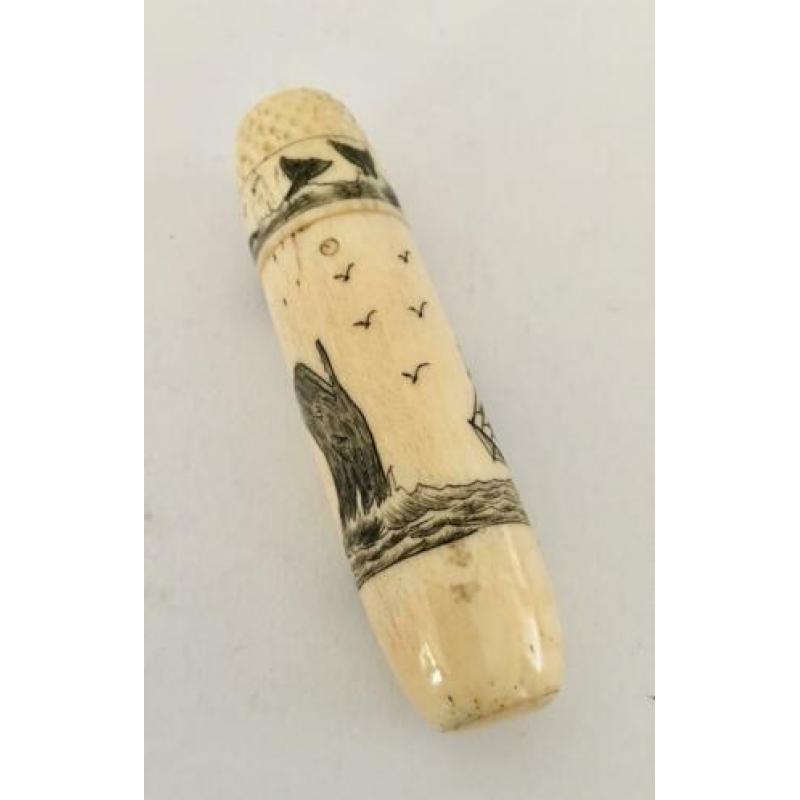 Naaldenkoker met vingerhoed - scrimshaw