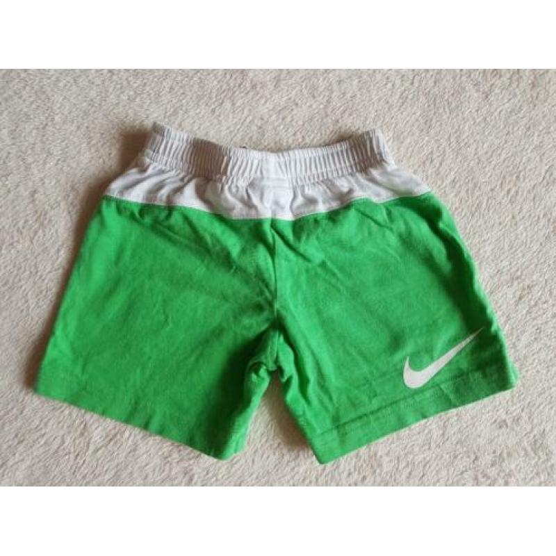 Groen witte korte broek maat 68 74 Nike