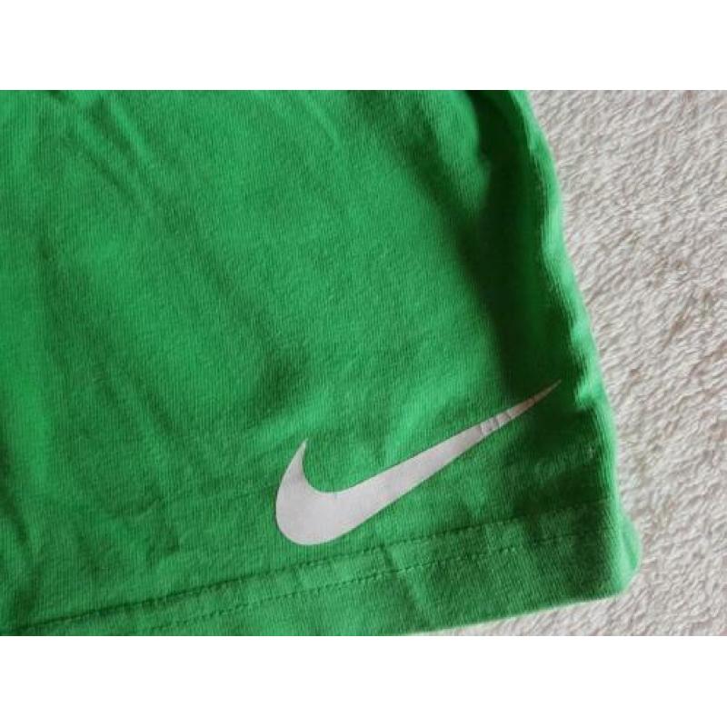 Groen witte korte broek maat 68 74 Nike