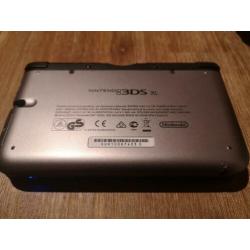 Zilverkleurige Nintendo 3DS XL met games en Pokémonhoesje