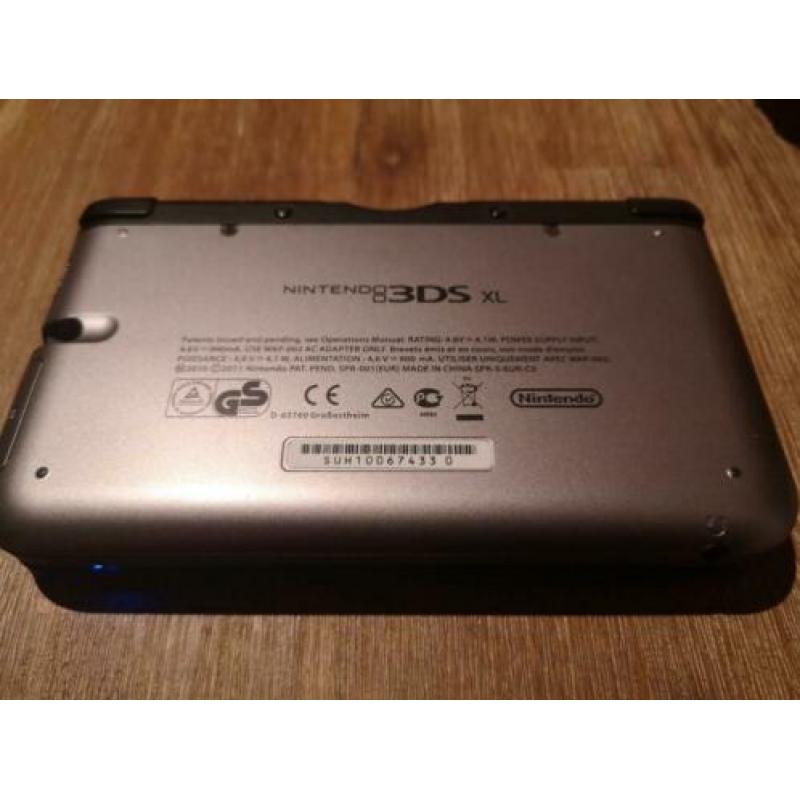 Zilverkleurige Nintendo 3DS XL met games en Pokémonhoesje