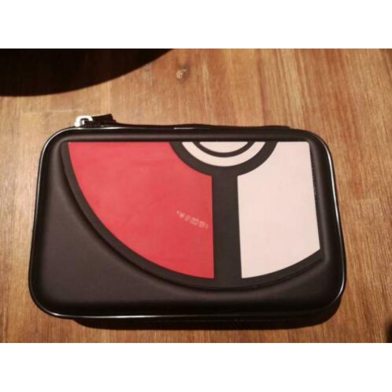 Zilverkleurige Nintendo 3DS XL met games en Pokémonhoesje